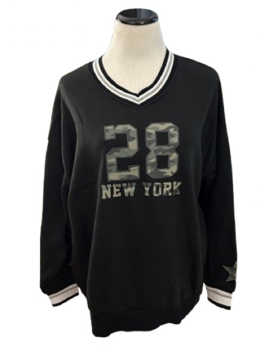 Orange Kiss Black V-Neck '28 New York' Camo-Print Sweatshirt Women’s Size L.
